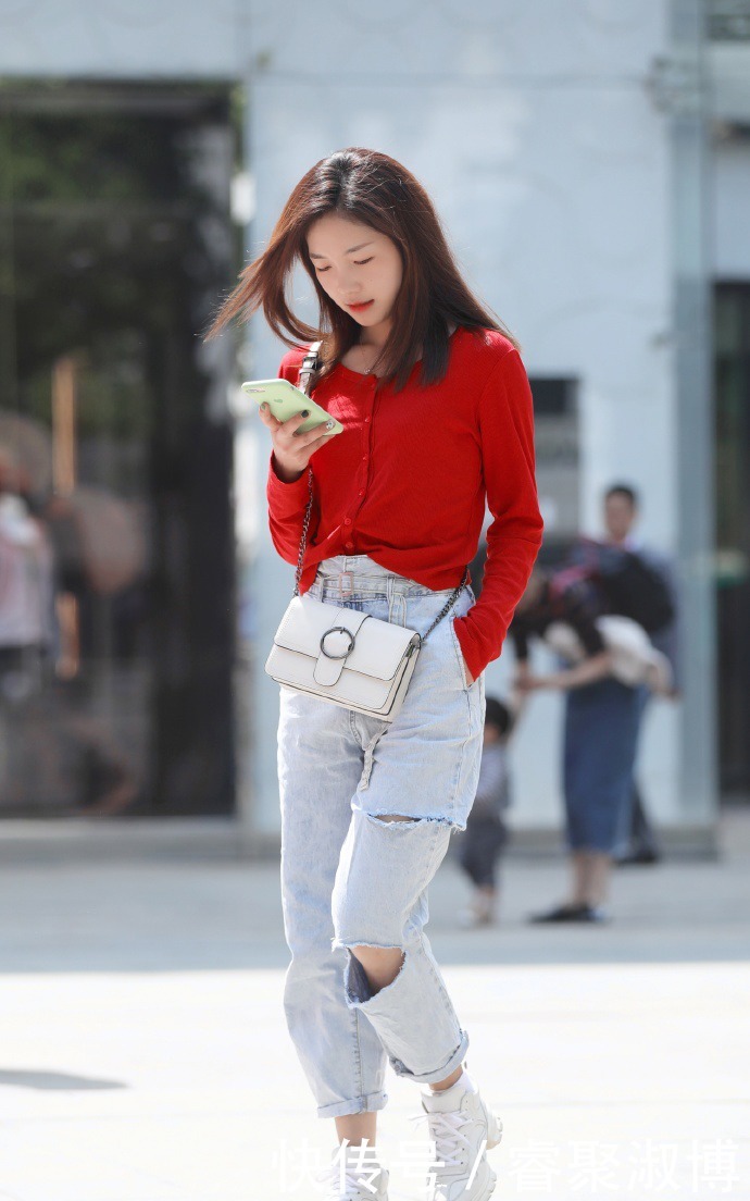 耀眼|牛仔裤搭配一件红色的上衣,美丽耀眼又靓丽