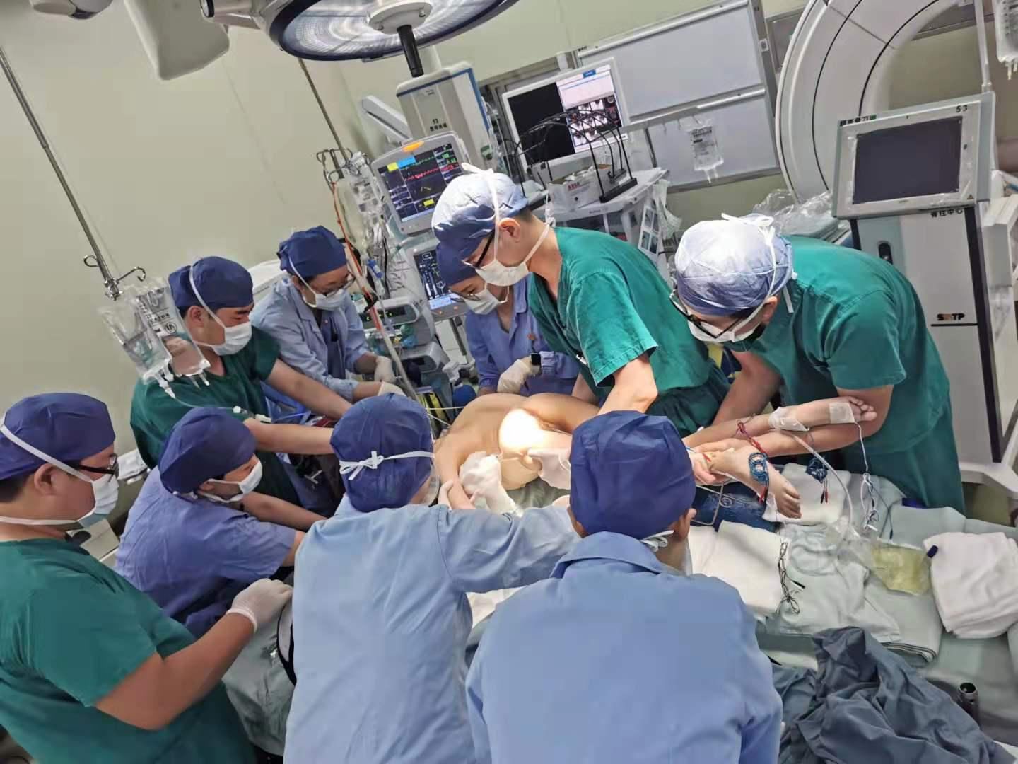 新华医院|脊柱侧弯176度的“扭曲”人生，新华医院完成严重脊肌萎缩症患儿矫正术