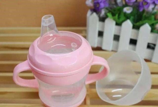 奶瓶|“自力更生”宝宝喝水走红,自己想出奇招,网友:还不如孩子聪明