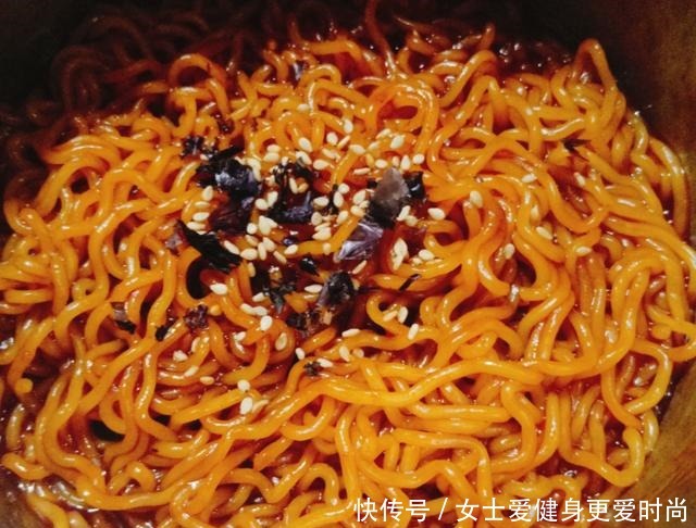 买点|建议大家超市碰到这3种方便面多买点,好吃不贵,过足嘴瘾!