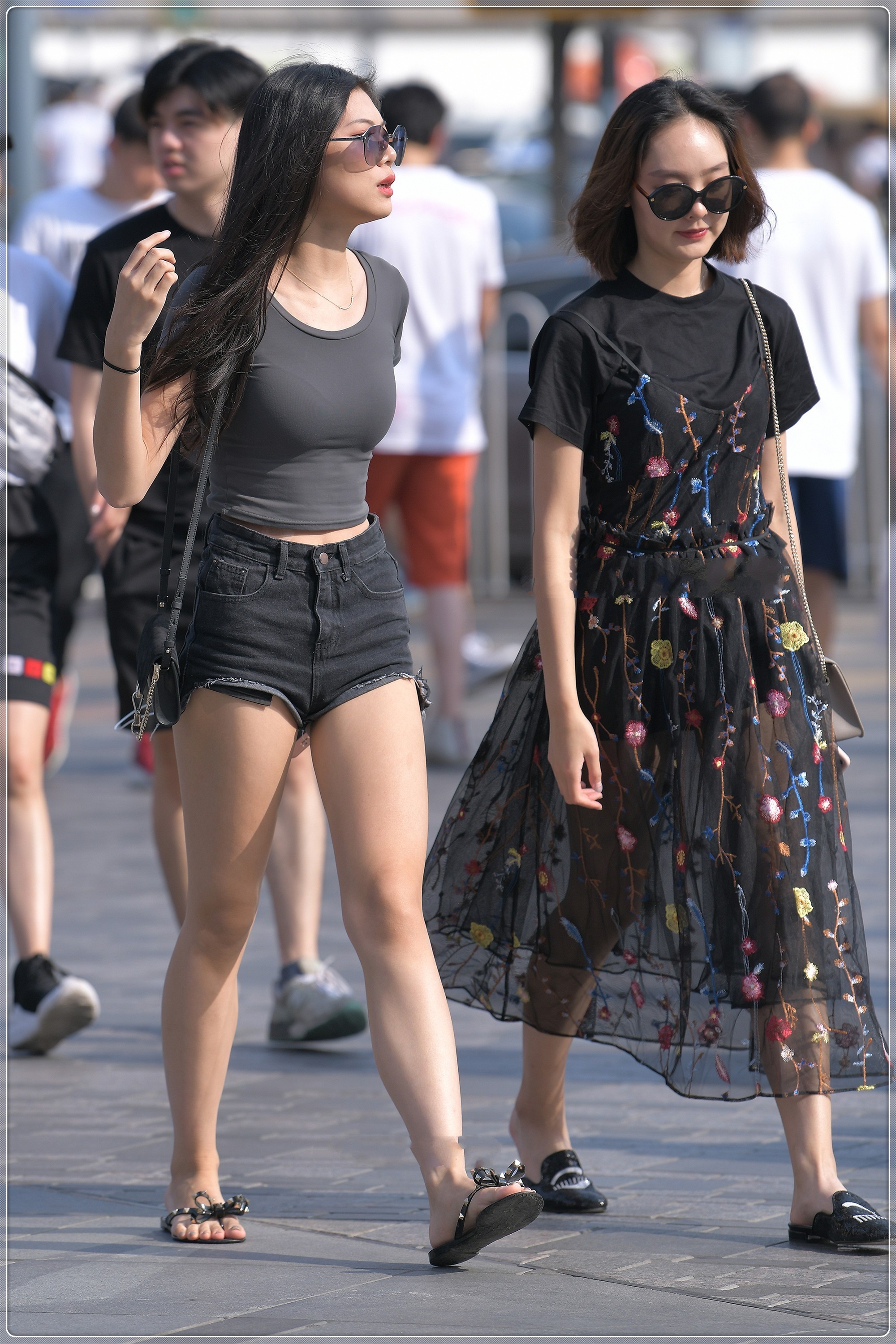 五彩长裙|T恤加短裤又美又飒，五彩长裙清新自然，风格独特