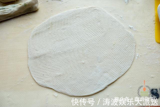 面团|葱油饼最好吃的做法,又香又软,一分钟一个,看看你喜欢吃不