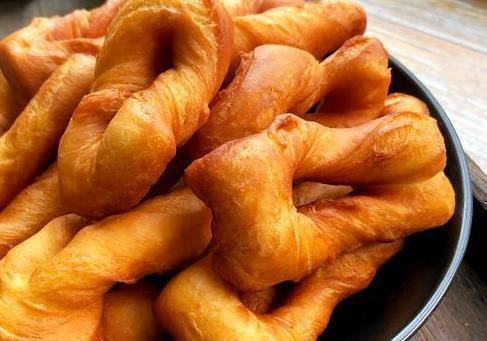 外酥|蒙古果子做法2碗面粉打3个鸡蛋,外酥里软,出锅比油条还好吃,跟我来看看步骤吧