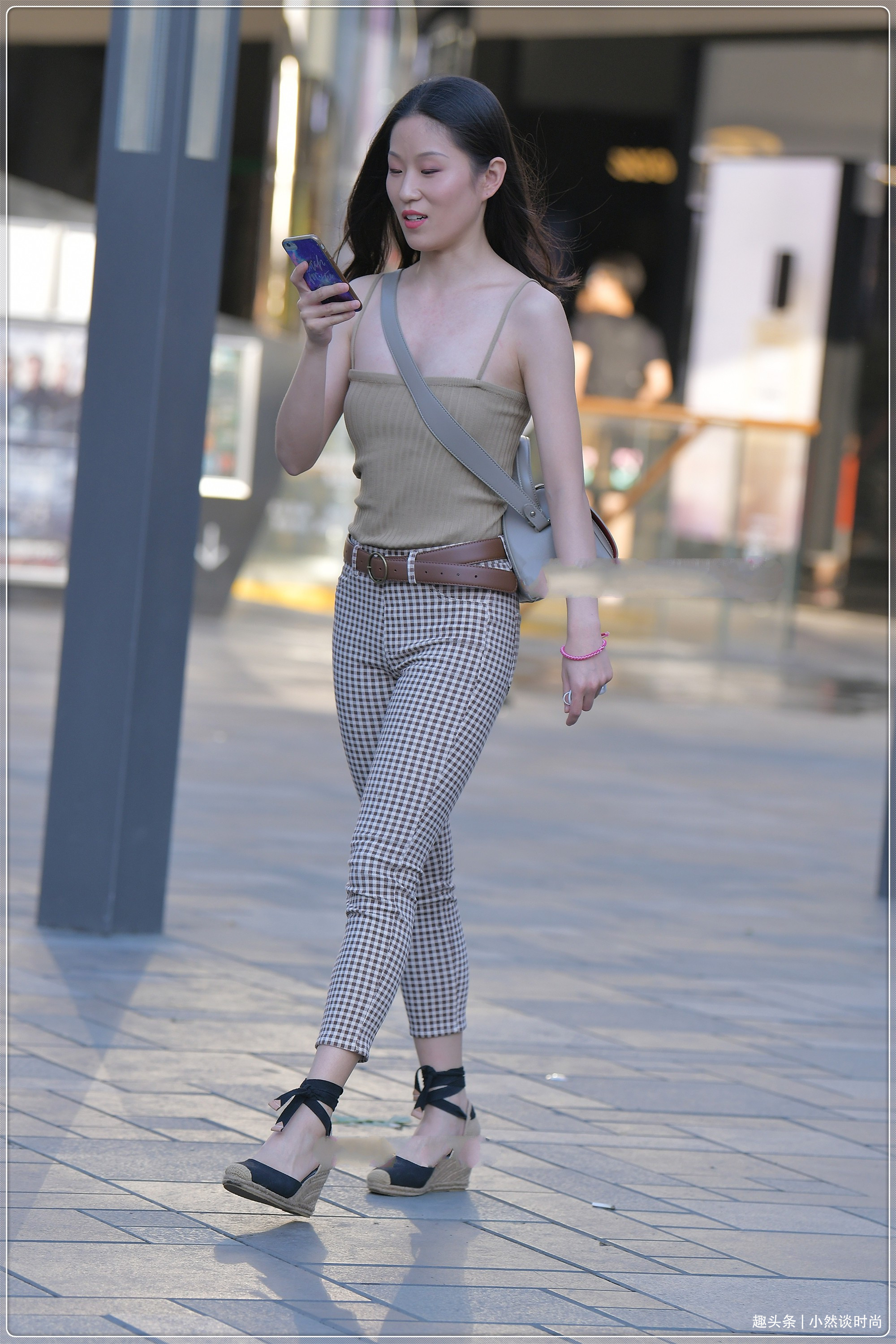 豆沙绿 豆沙绿针织吊带搭配网格裤,想为她买一杯奶茶,然后带她回老家