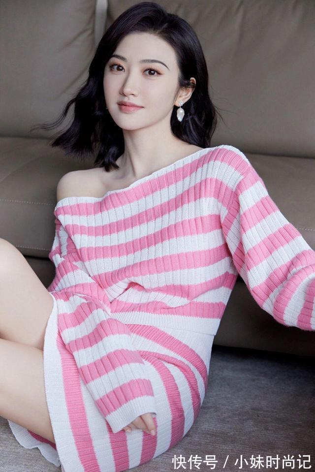 毛衣|粉色毛衣搭配短裙美女,颜色艳丽,给人眼前一亮的感觉