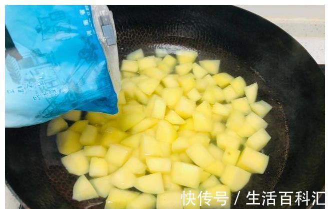 吃法|土豆别再炒着吃了，教你秘制新吃法，一次做一锅，家里孩子抢着吃