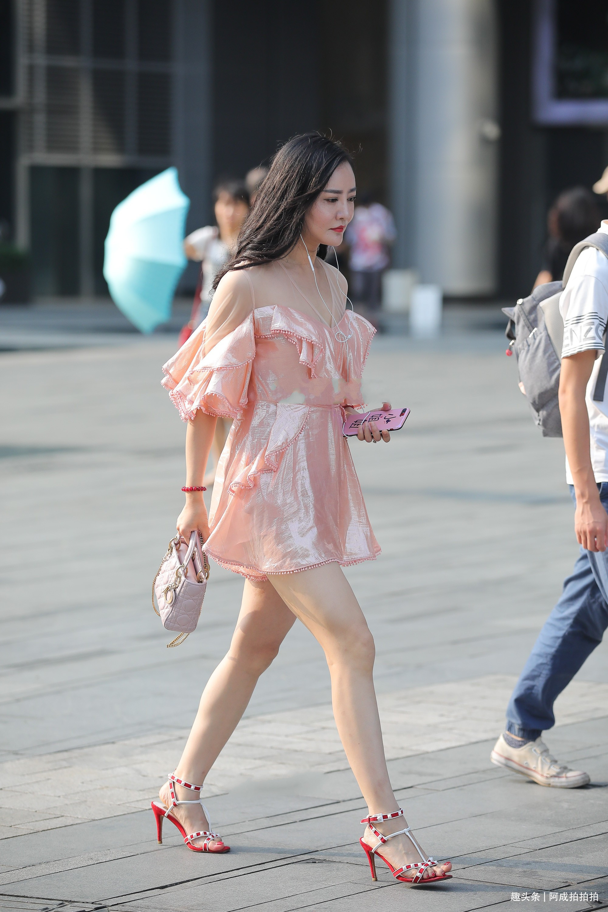 亮色连衣裙的优越感,魅力十足,华丽典雅