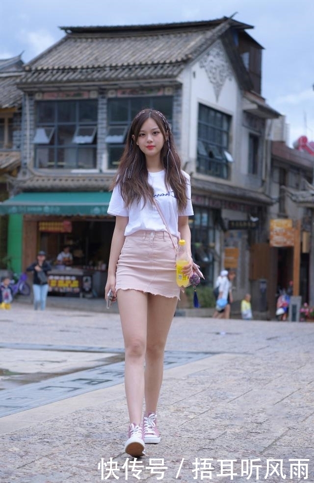 小姐姐穿黑色的修身打底衫,显得更富有优雅女人味了