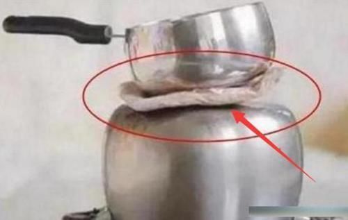 冰箱里刚拿出的冻肉,千万别拿水泡!教你1招,3分钟把冻肉解冻