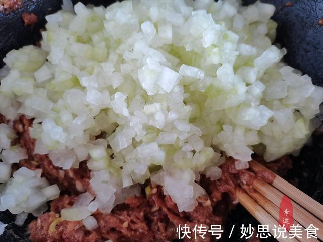 试试我这个馅料的包子,冬瓜粒粒分明,肉香味美让你食欲大开