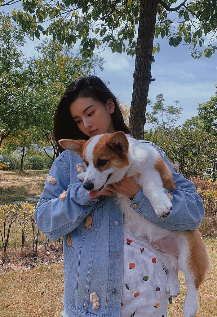 早秋火了一种穿法,叫“牛仔外套+连衣裙”,照着穿时髦又显瘦