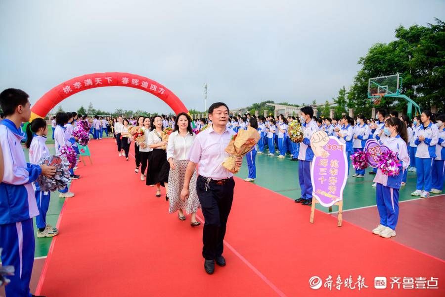 青岛实验初中：老师走红毯，享礼遇，学生行拜师礼|谢师恩| 拜师