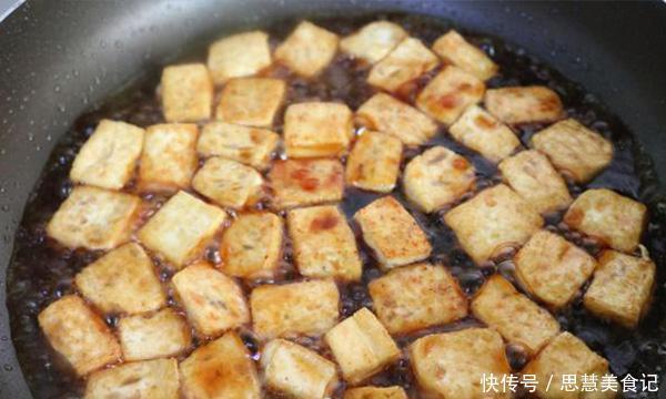 下饭|推荐一道家常韭菜的做法,不用鸡蛋用它炒,鲜嫩下饭,连吃了3天