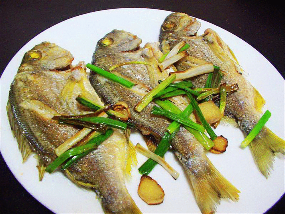 煎鱼时,只放油是不对的,多加这样“东西”,鱼皮完整还不粘锅