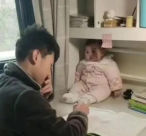 大宝|哥哥写作业遇到难题,便把妹妹拎来做“吉祥物”,妹妹:我太难了