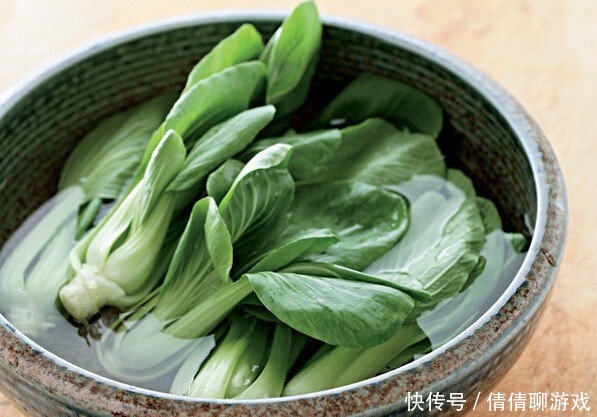 炒青菜时,最忌直接下锅炒,大厨多加2步,青菜又脆又绿又好吃