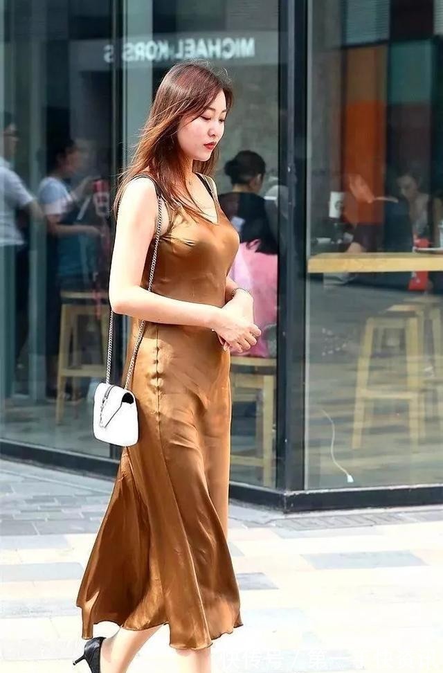 搭配|高跟鞋更能凸显女性魅力,飘逸的长裙搭配高跟鞋,美得不可方物