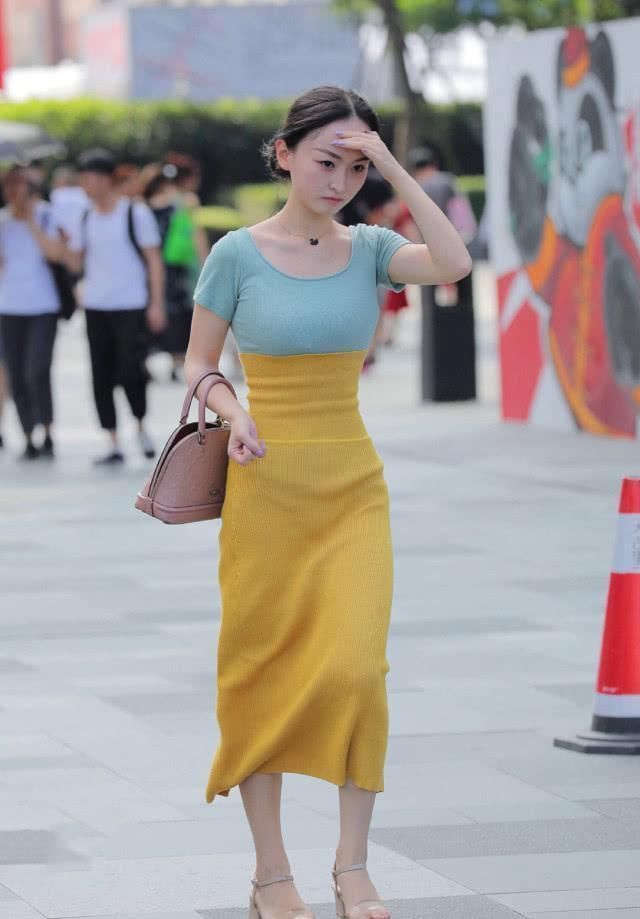 大街|时尚针织裙穿搭,鲜艳的撞色搭配,能让自己成为大街上最美的花朵