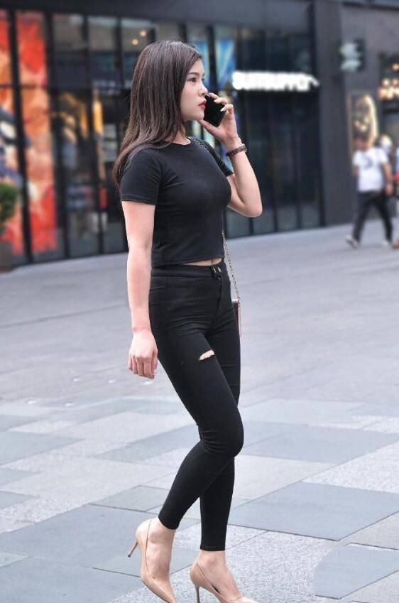 一身黑色的穿搭虽说显瘦,但是非常不建议这样穿搭,样式多样才有奇妙的效果