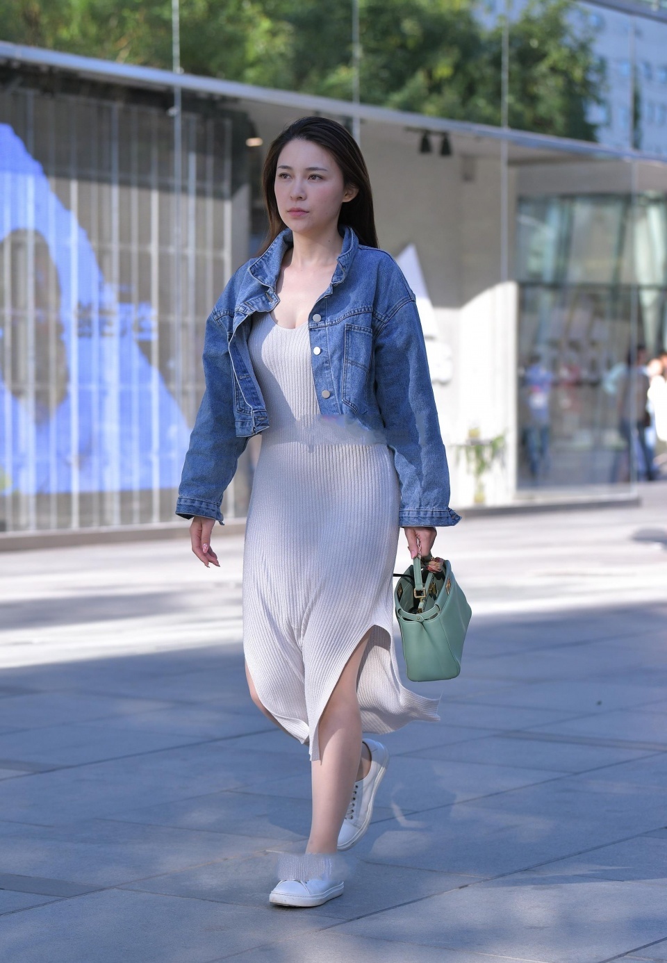 美女街拍：美女的一举一动都很高级，虽然大腿有点粗，但我还很想帮她穿外套