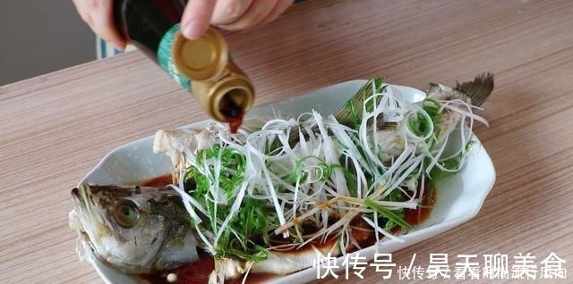 正确做法|清蒸鱼放盐和料酒就错了，教你正确做法，又鲜又嫩还不腥，太香了