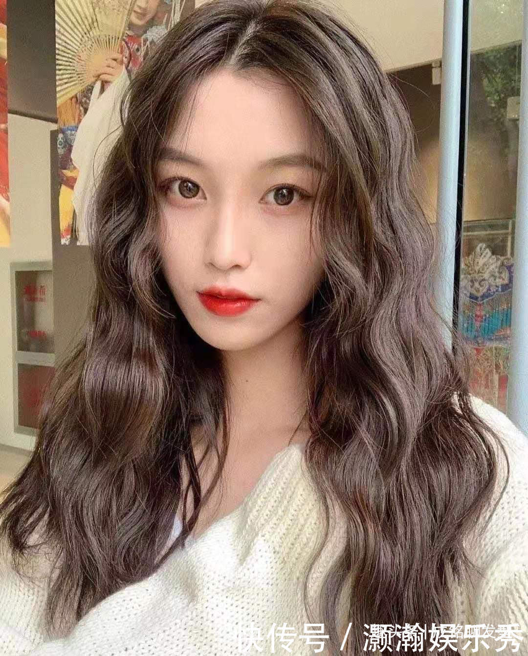 羊毛卷已经OUT了!今年蛋蛋波纹卷发正当红,脸圆的妹子也适合
