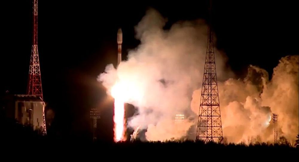 俄“联盟-2”号火箭携带36颗英国卫星从东方发射场发射