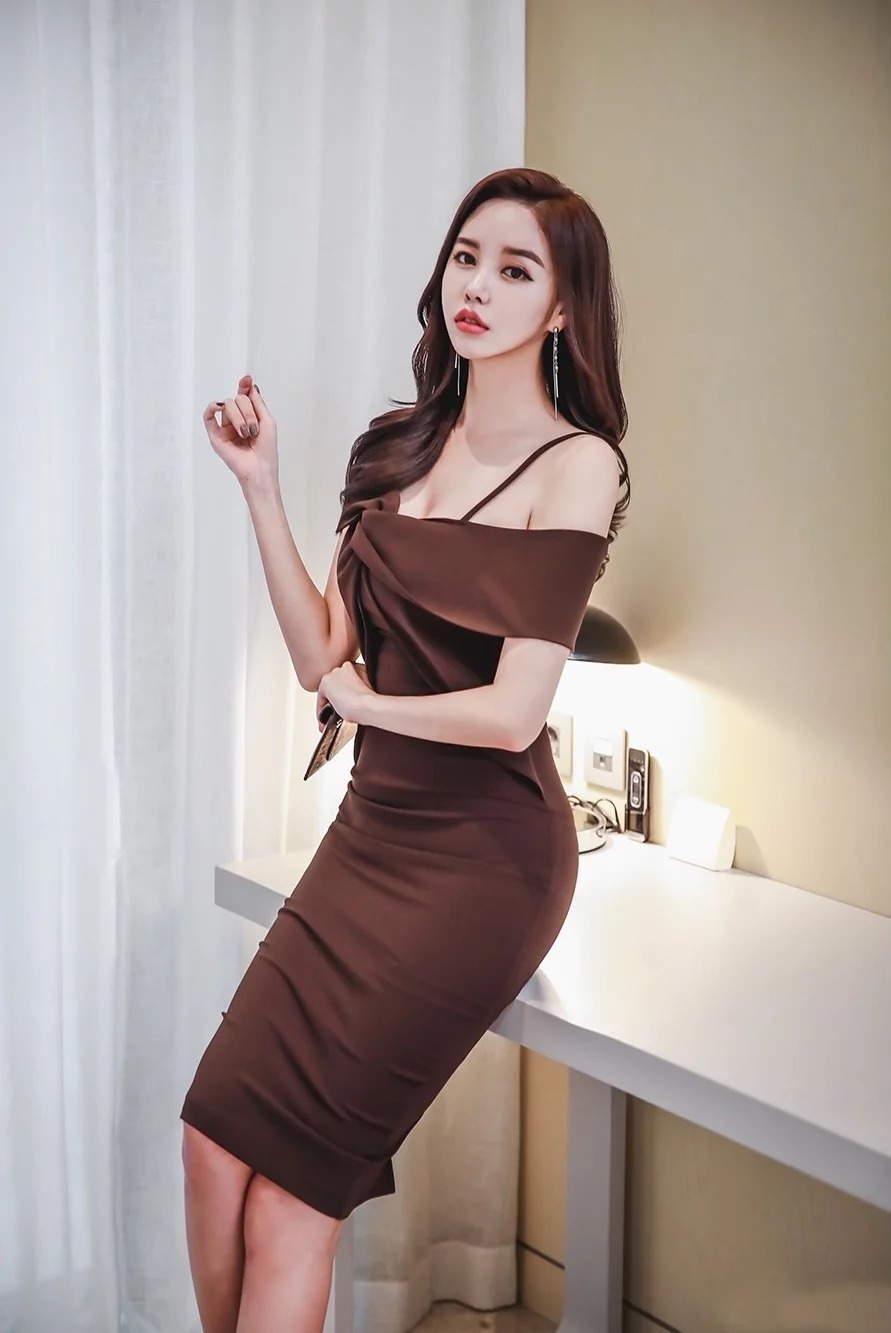 街拍:清纯可爱的小姐姐,气质典雅,笑容暖人心