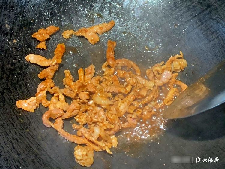 学会红烧豆腐的做法,隔三岔五烧着吃,美味又下饭,比吃肉都过瘾