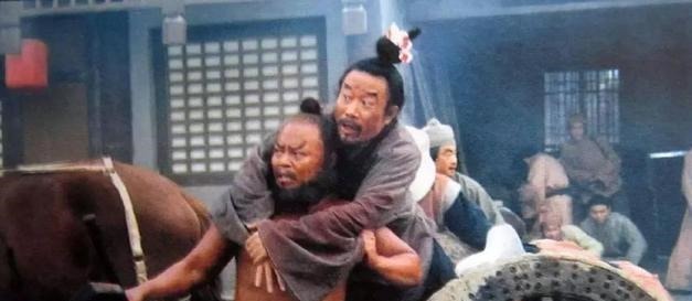 字字|李逵喝下毒酒后,才识破宋江的真实嘴脸,说出19个字,字字诛心!