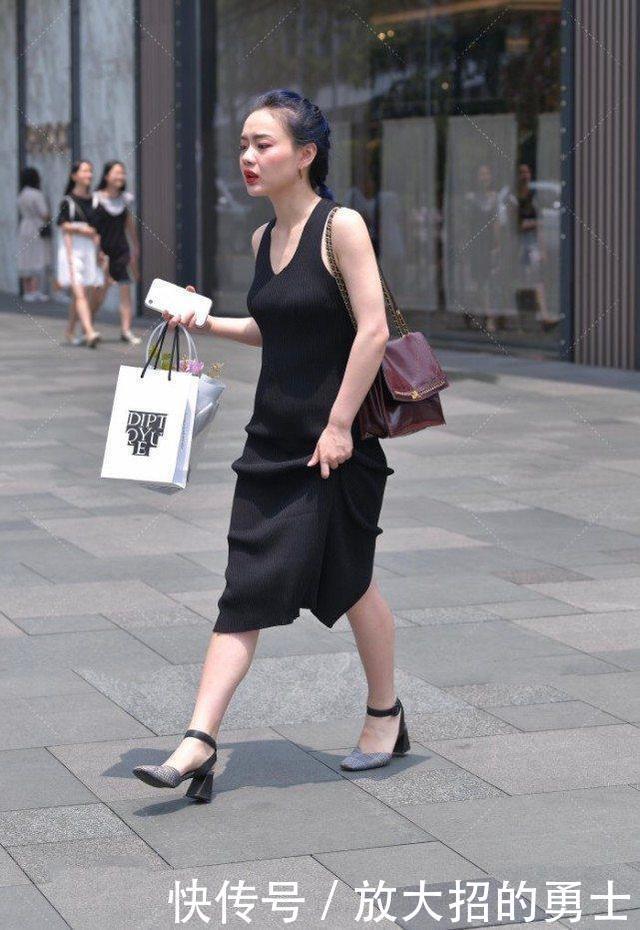 蓝发靓妹打扮黑暗系风格,连衣裙搭银色高跟鞋,后背的设计更亮眼