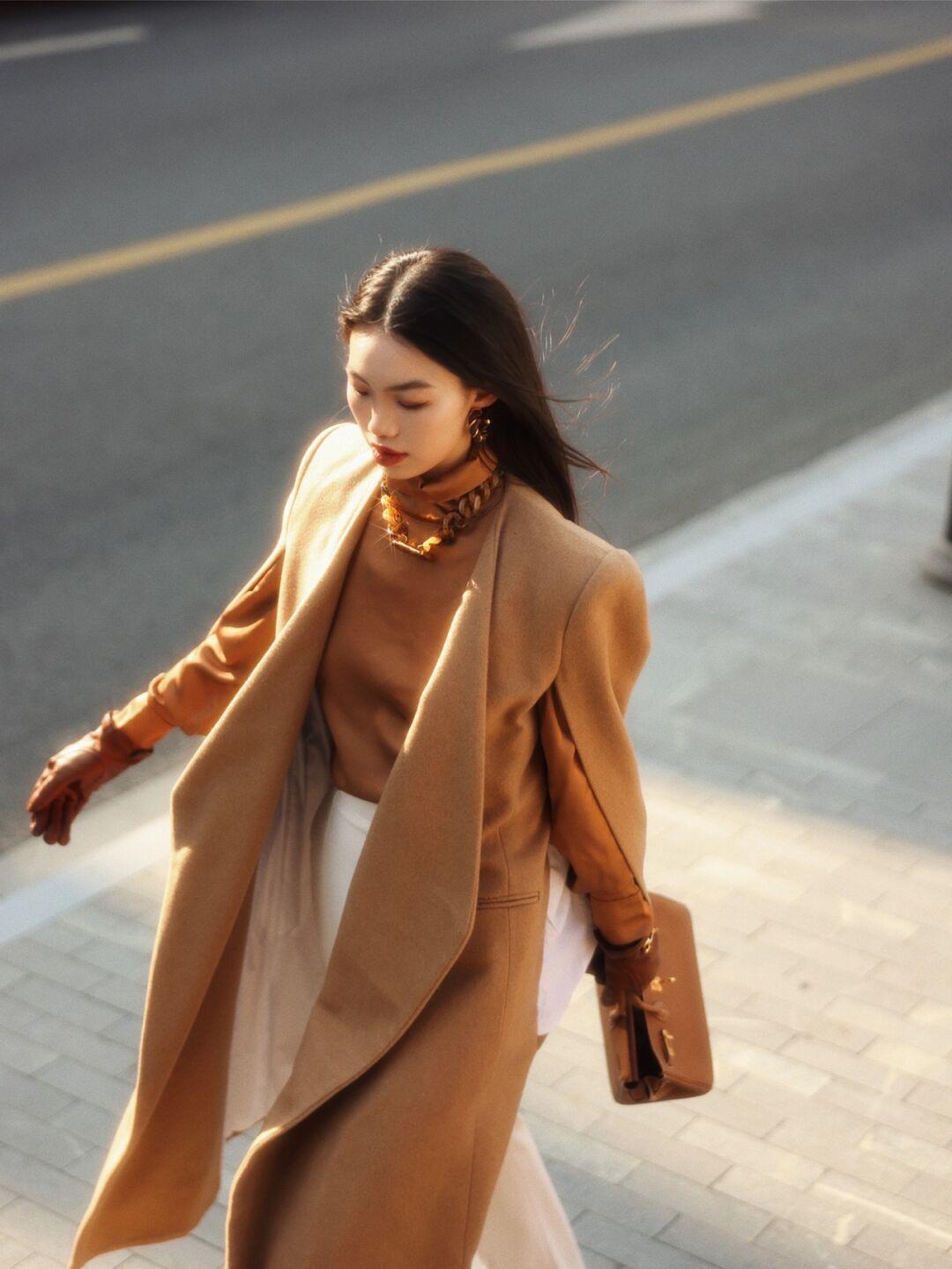 黄黑皮 气质女人穿衣要讲究,看看这些简约高级的“大衣”穿搭,保暖时髦