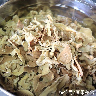 黄豆酱|#不容错过的鲜美滋味# 喷香有营养的猪肉干笋全麦包子