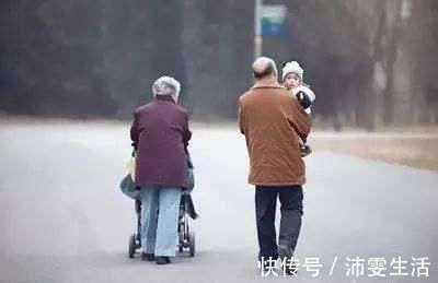 奶奶|90岁太奶奶缝被子,小重孙在一旁撒娇捣乱,网友:这才是天伦之乐