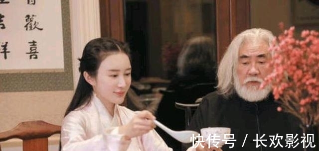 张纪中在家包饺子:动作熟练如“家庭煮夫”,张导亲自喂给老婆吃