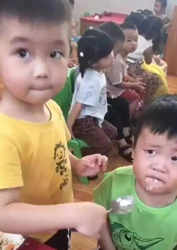 特殊待遇|“超萌辈分差”火了,舅舅遭受“特殊待遇”,外甥:毕竟是晚辈