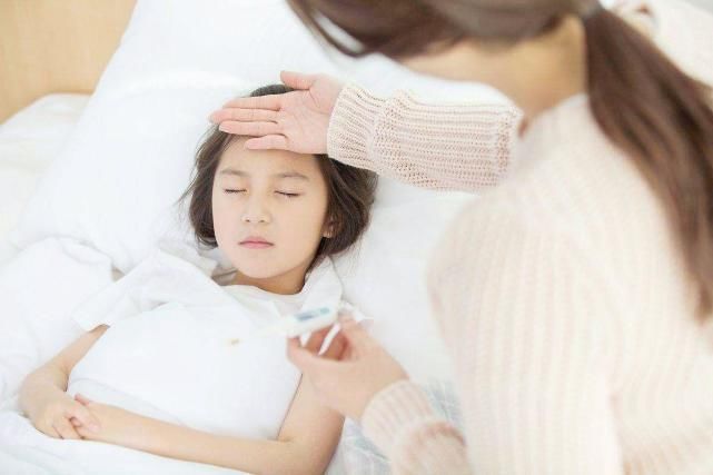 外面玩耍|爸爸给女儿梳头看见“小米粒”,急忙送医检查,医生还好来得早