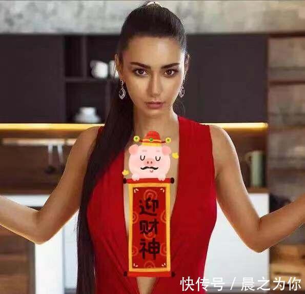 深蹲|俄罗斯姑娘酷爱深蹲训练，曲线迷人，长相酷似Angelababy