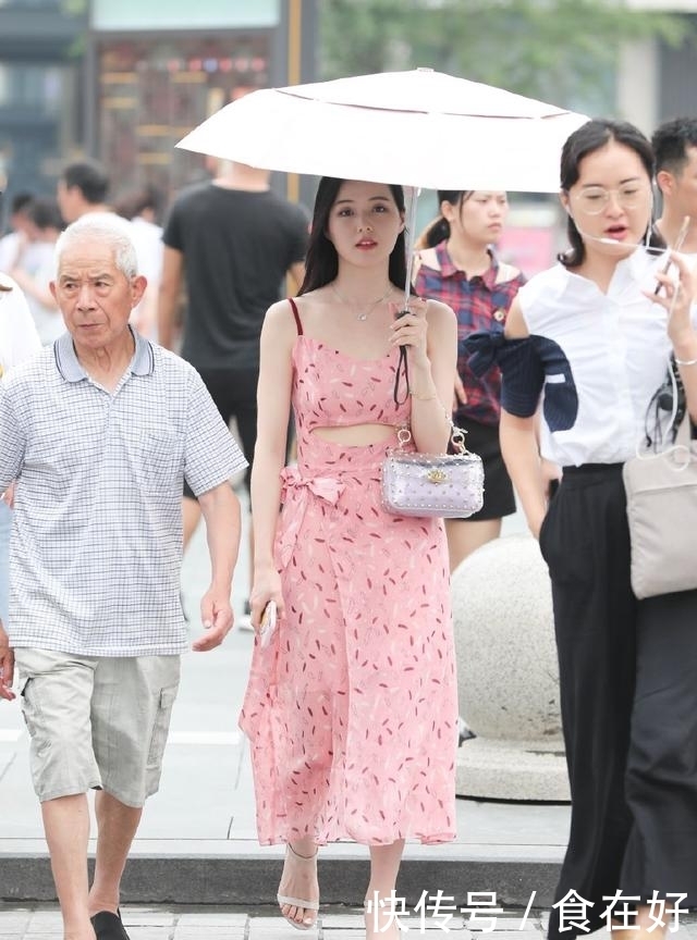 街拍:图六美女这身太时尚了,性感的身材被完美地凸显了出来