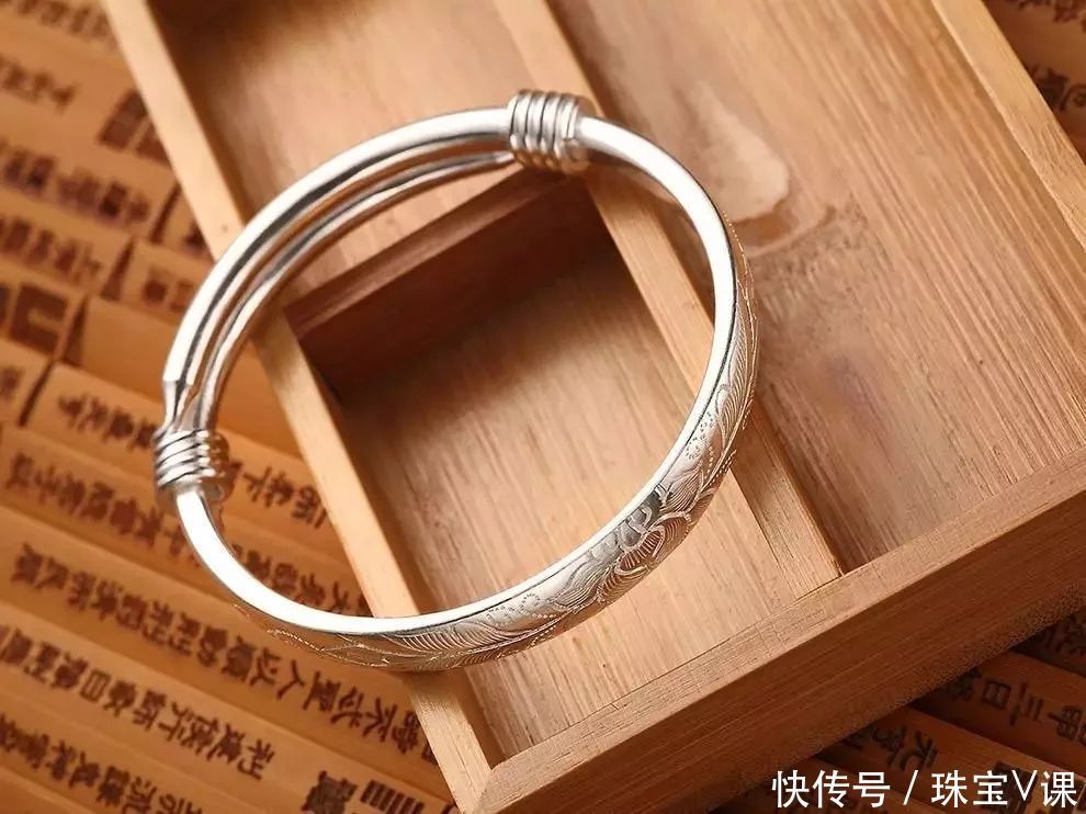 说女人戴了硬银会出事?今天告诉你真相