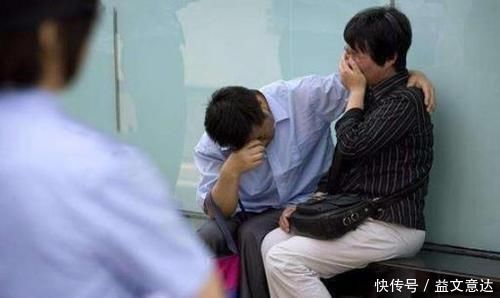 26岁产妇生下4胞胎，婆家人开心抱孙子，娘家亲妈却痛苦倒地