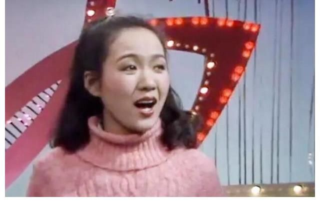 严顺开|83首届春晚，郑绪岚唱《牧羊曲》半空演醉拳，严顺开的哑剧被遗忘