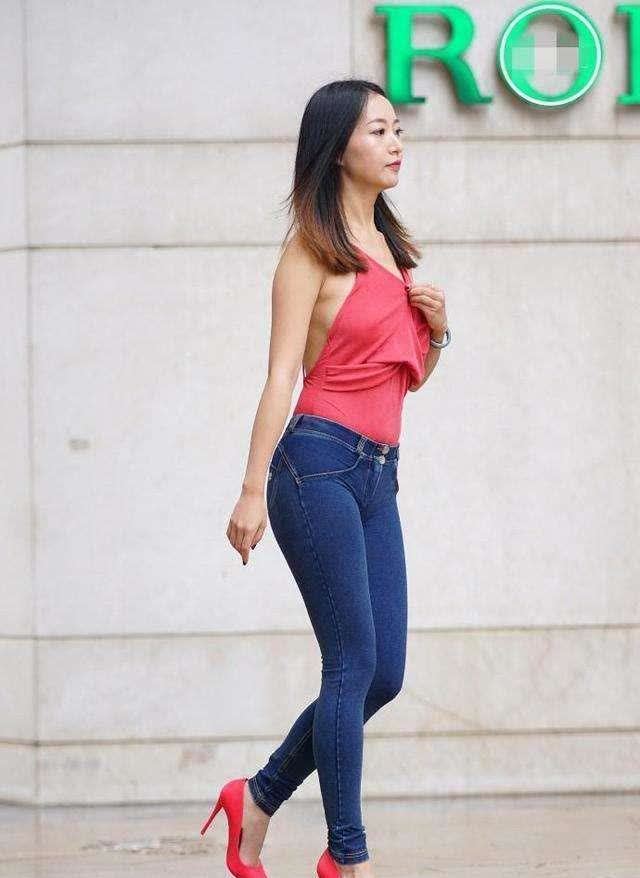 臀部 美女的身材十分不错, 臀部的线条比较饱满一些, 看上去十分紧致!