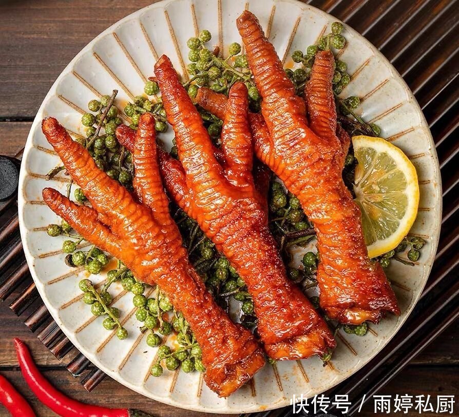 晒晒我的春节零食清单，酸甜香辣都有，好吃又不贵，老少都爱吃