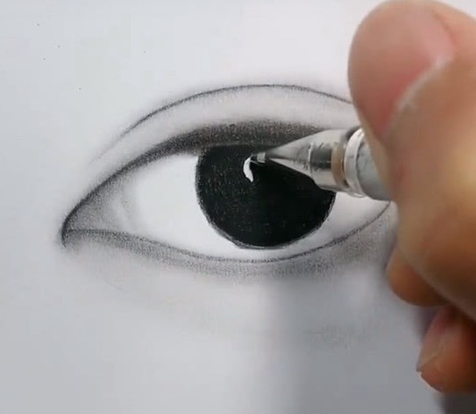 一幅画能有多真实美术生亲自画一只眼,网友服