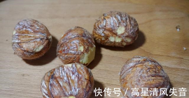 板栗营养丰富,和鸡肉搭配,鲜美又下饭!