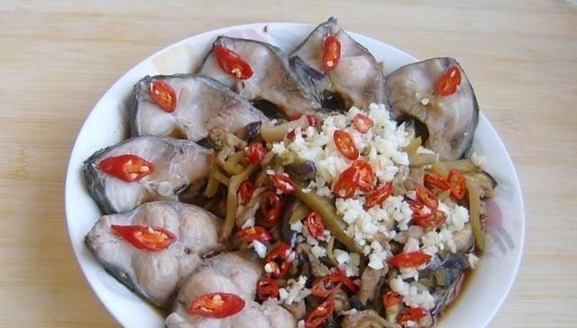 草鱼最过瘾的吃法，比酸菜鱼水煮鱼还好吃，做4斤大鱼，上桌就光