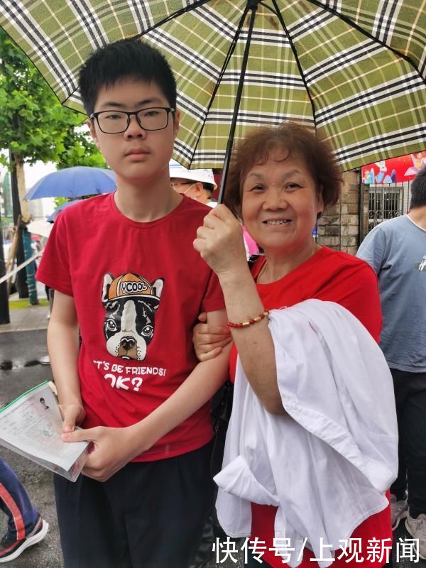 上海市复兴高级中学|弟弟给哥哥献花、奶奶穿红T恤接孙子………新中考首考结束，家长们温馨接考