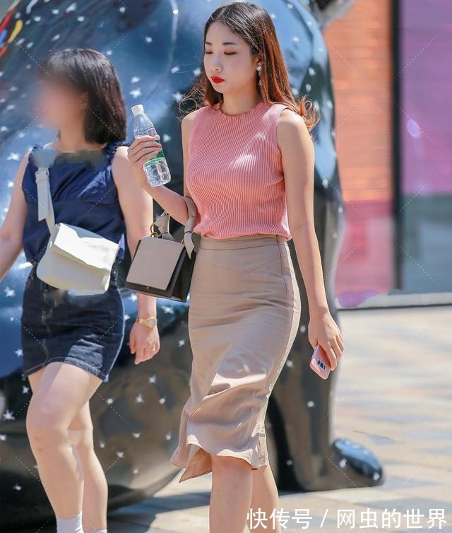 优雅 粉色无袖毛衣搭配浅卡其色鱼尾裙性感优雅甜美！