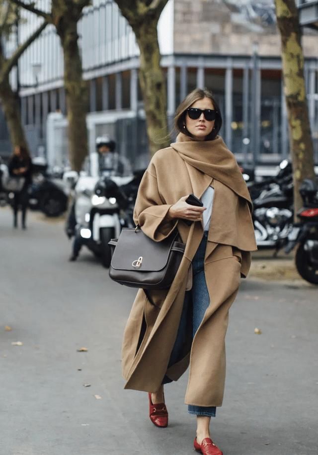 ?女人买大衣，就选这2个颜色，显白显年轻，明年穿都不过时